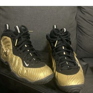NIKE LITTLE POSITE ONE (GS) METALLIC GOLD-BLACK SZ 7Y -WMNS SZ 8.5 [644791-700]